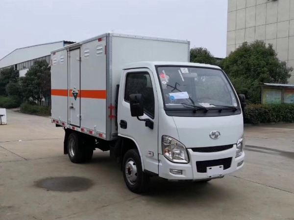 小型腐蝕性物品廂式運(yùn)輸車(chē)