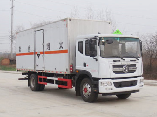 東風(fēng)D9腐蝕性物品廂式運(yùn)輸車(chē)