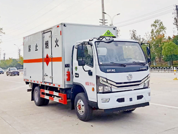 東風(fēng)5噸易燃液體廂式運(yùn)輸車