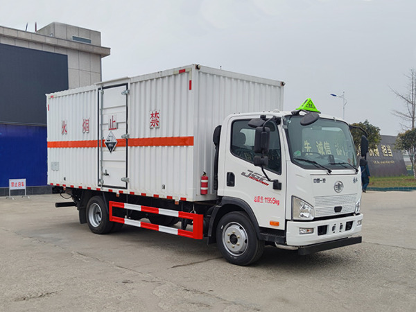 解放5米1腐蝕性物品廂式運(yùn)輸車(chē)